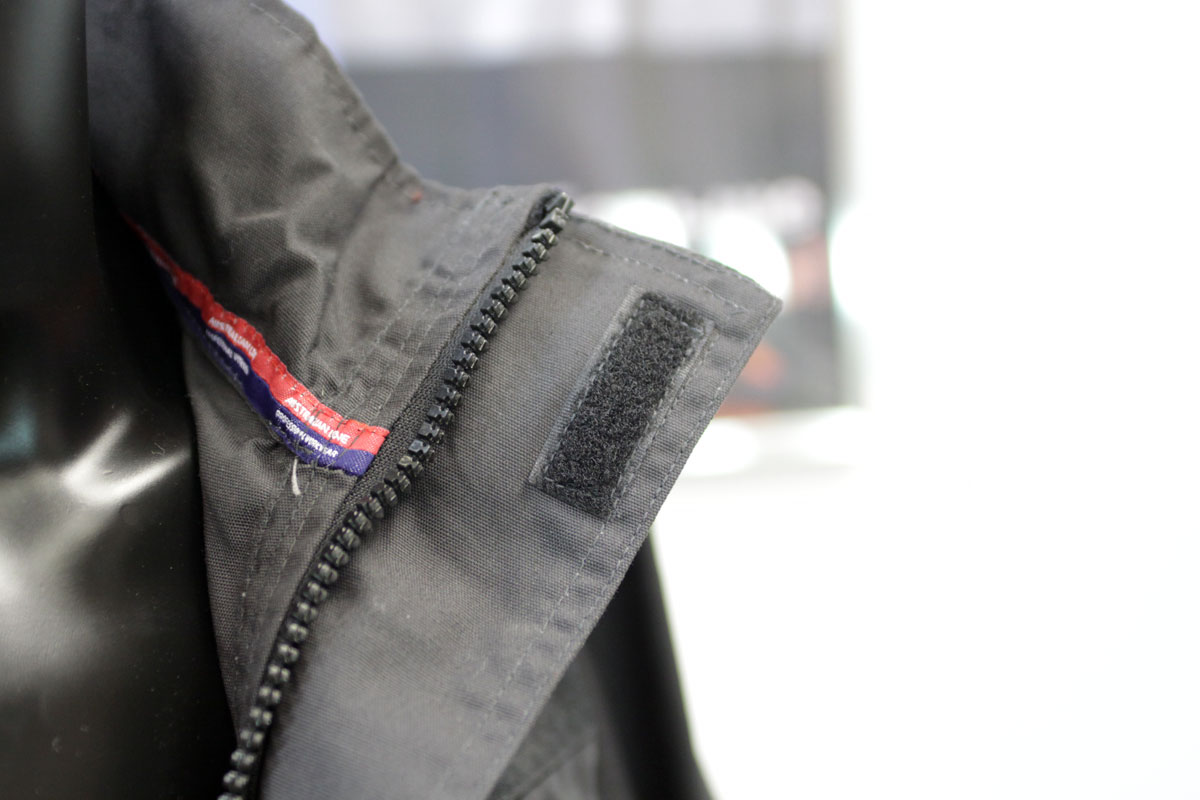 Фотография деталей куртки ЭМЕРТОН - липучка ветрозащитного клапана