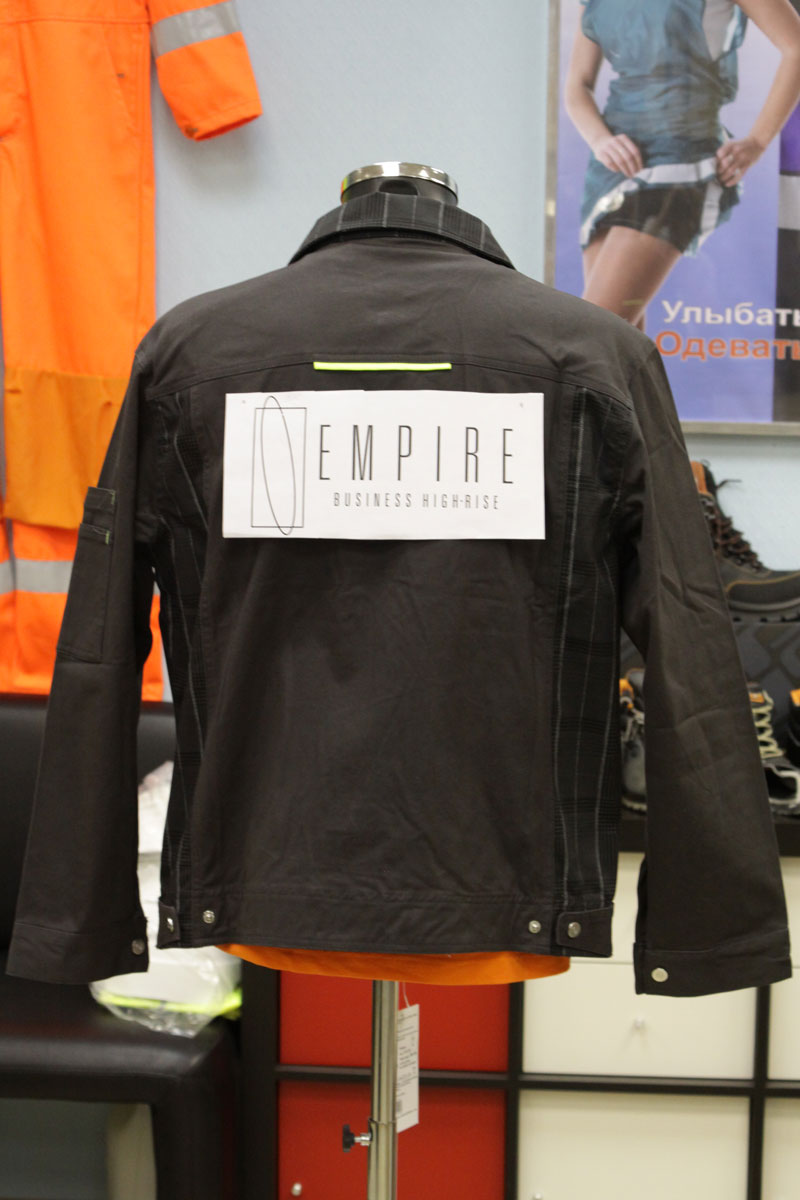 Куртка ОЛЬЗА вид сзади с макетом логотипа