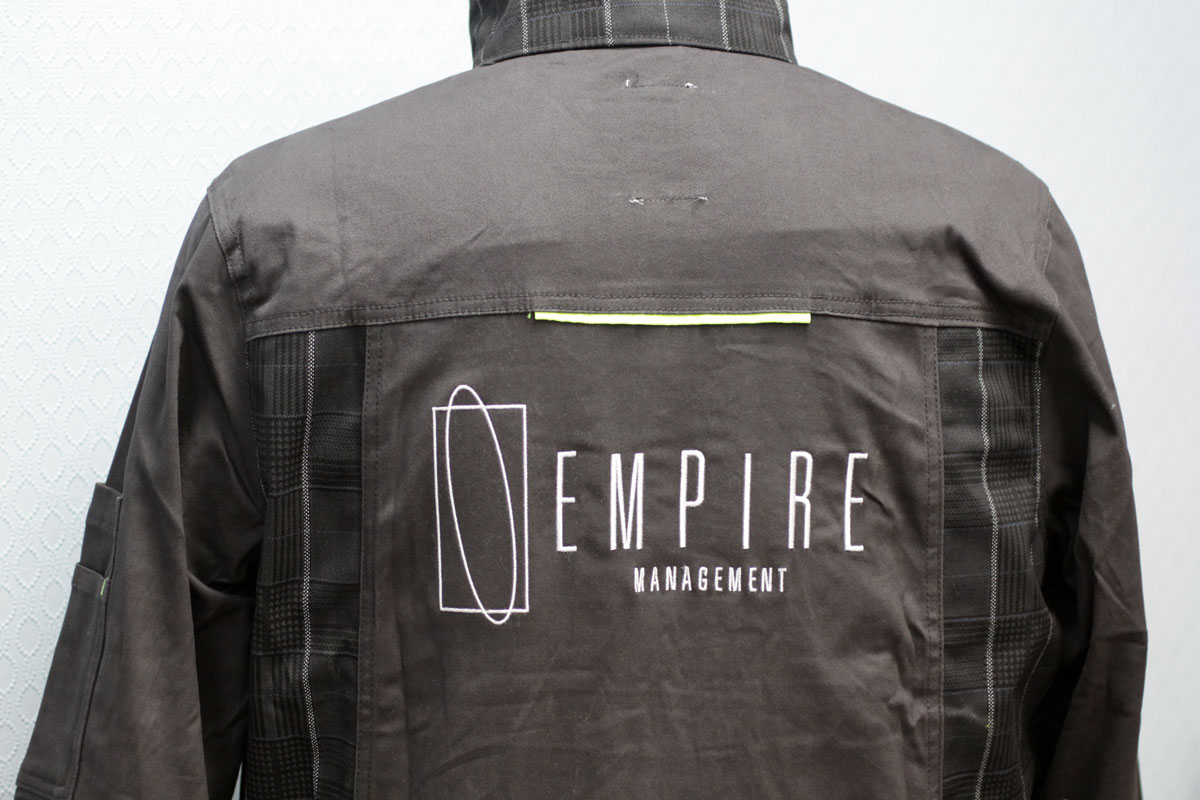 Спина куртки ОЛЬЗА с вышитым логотипом Empire