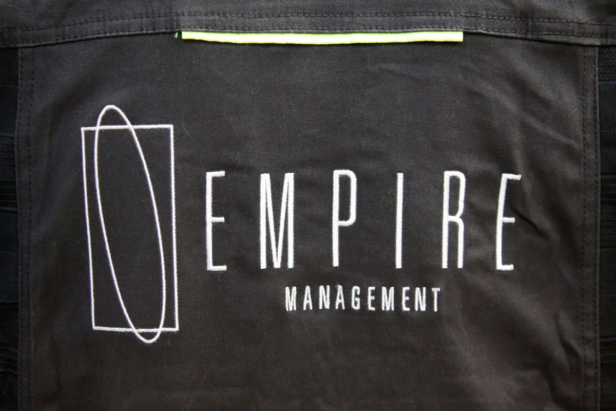 Вышивка логотипа Empire крупным планом