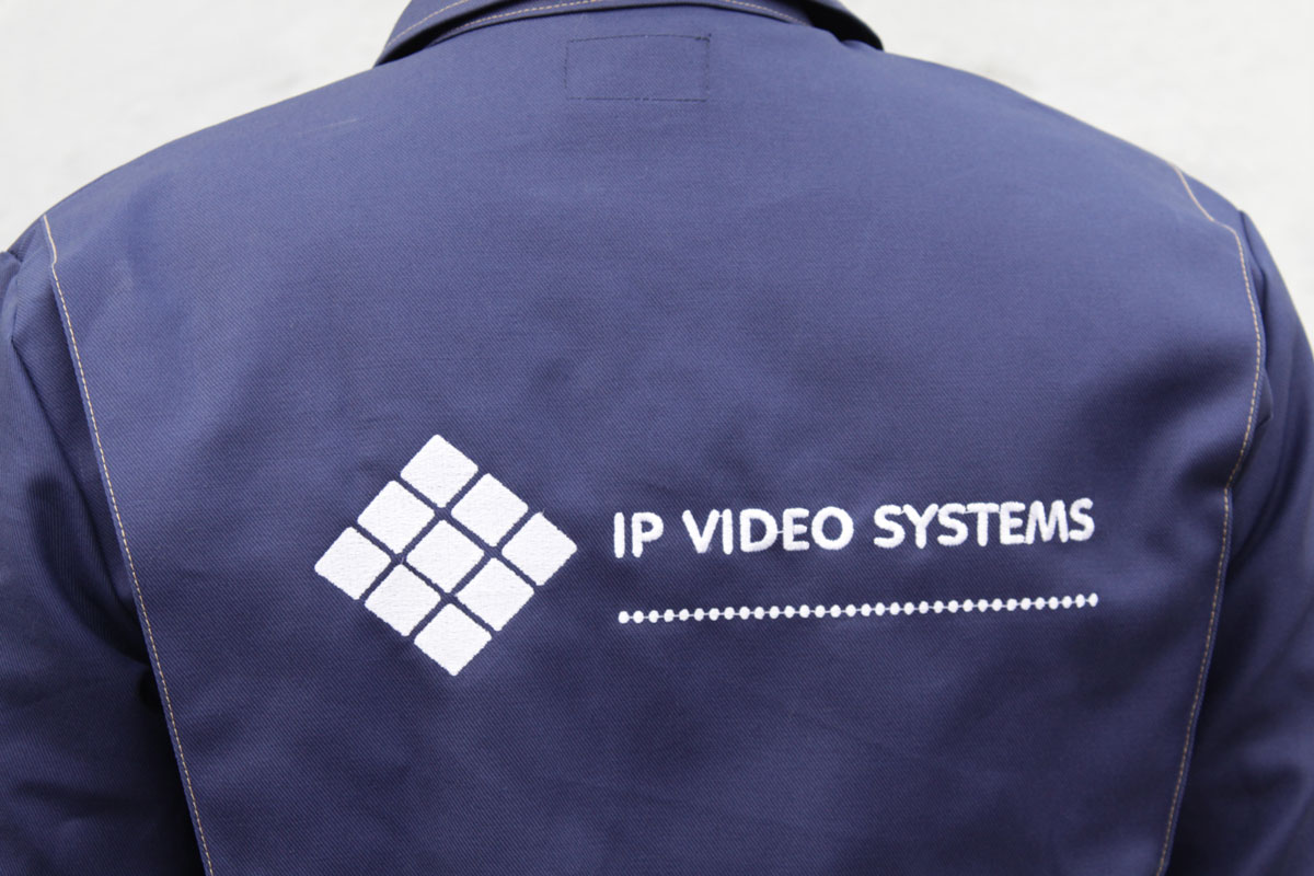 Вышивка логотипа IP VIDEO SYSTEMS крупным планом
