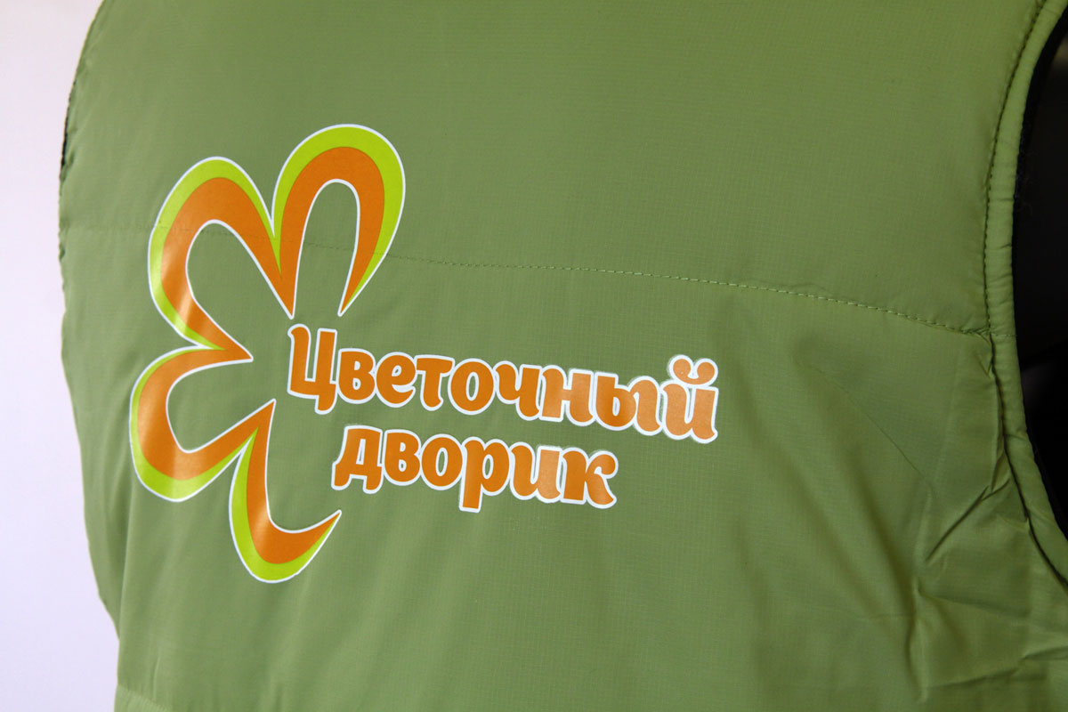 Увеличенная Фотография фрагмента спины жилета с логотипом Цветочный дворик