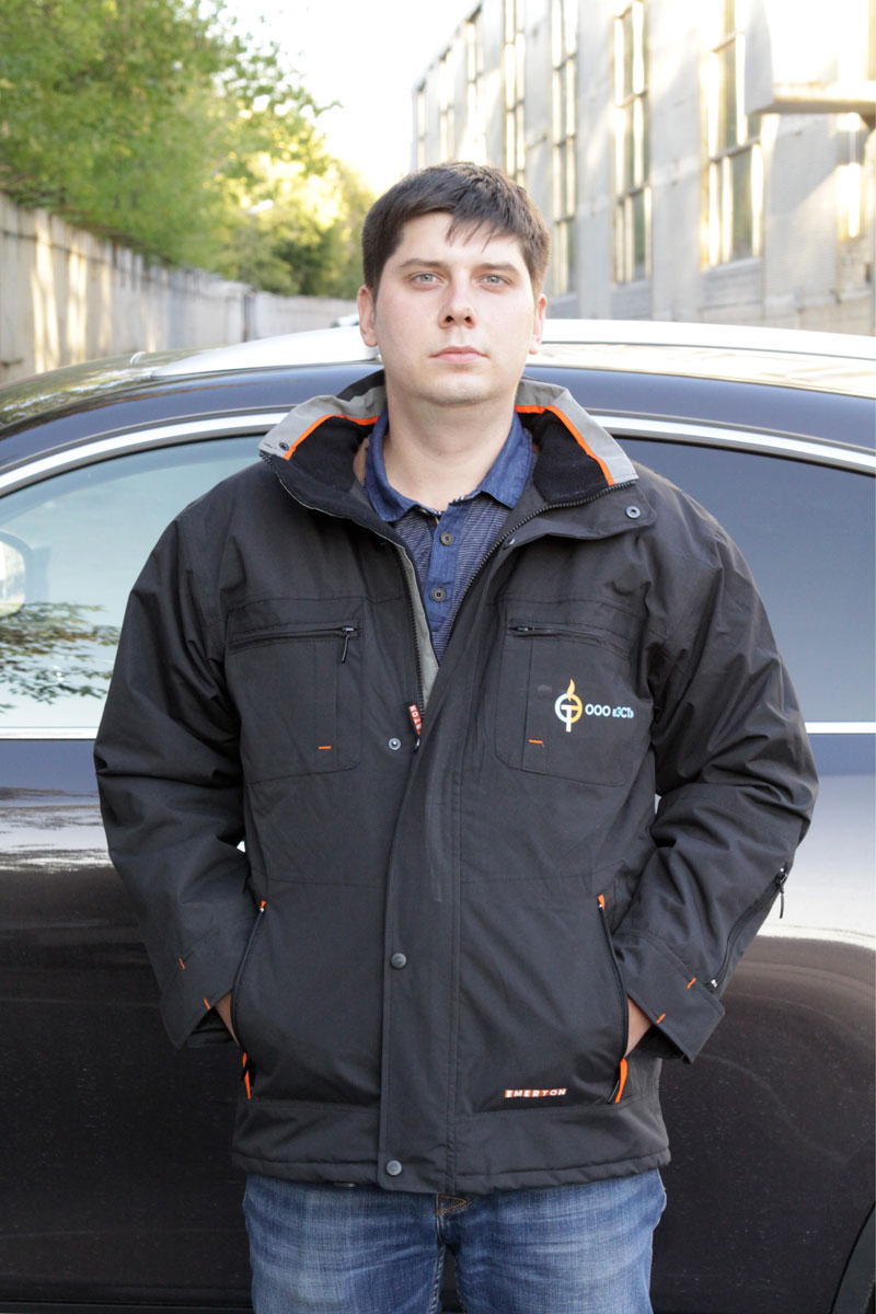 Увеличенная Фотография рабочей куртки ЭМЕРТОН с логотипом компании ЭСТ на кармане