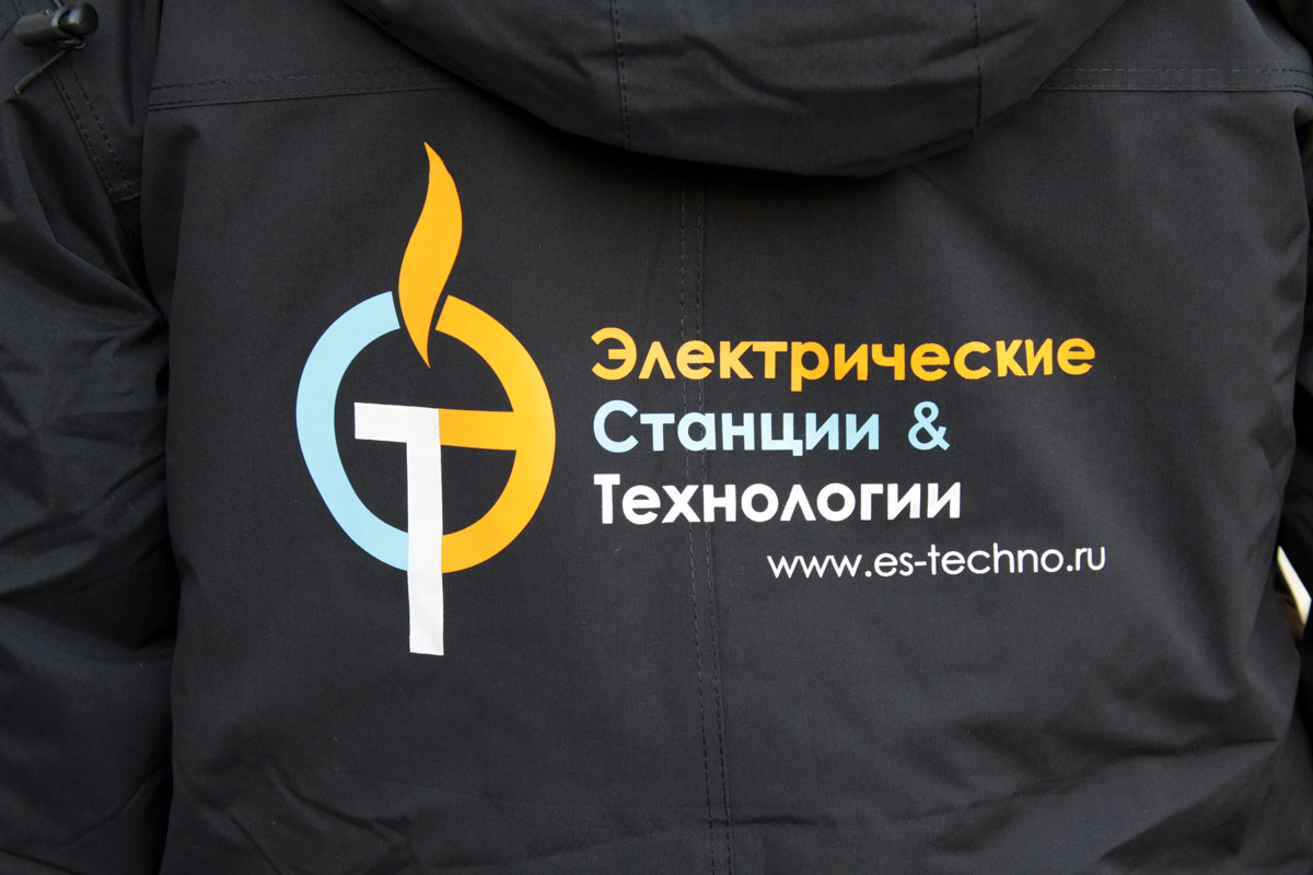Увеличенная Фотография логотипа ЭСТ нанесенным на спине