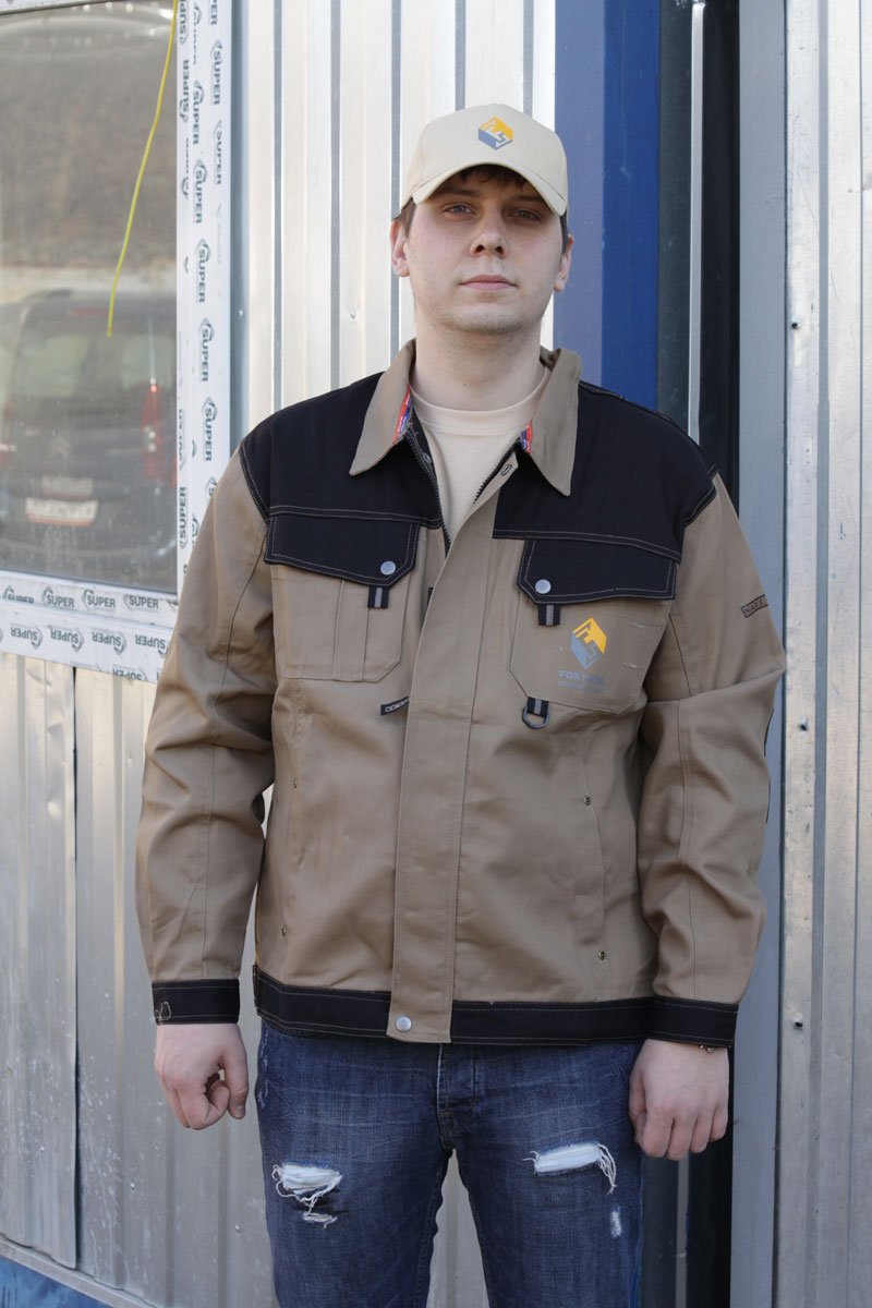 Увеличенная Фотография модели куртки НАРЕЛЛАН с логотипом шелкографией FORTWEL нанесенном на нагрудном кармане куртки и кепи
