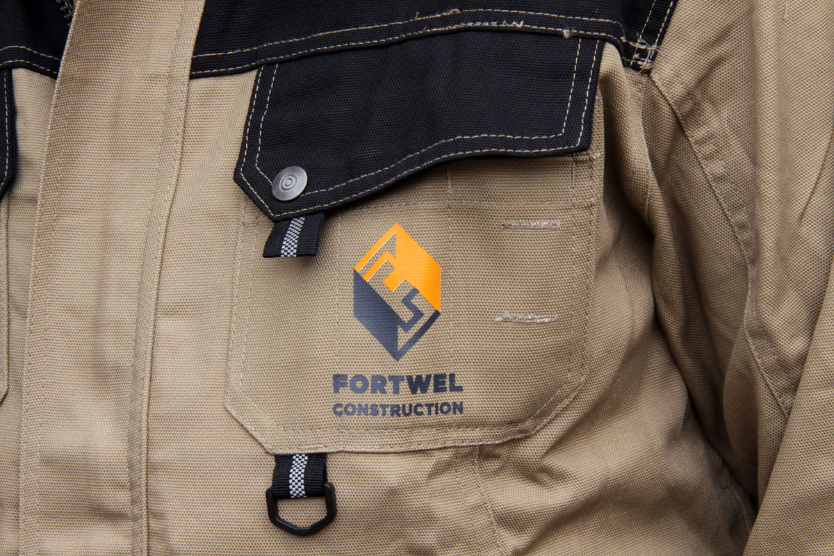 Увеличенная Фотография нагрудного кармана куртки НАРЕЛЛАН с логотипом FORTWEL