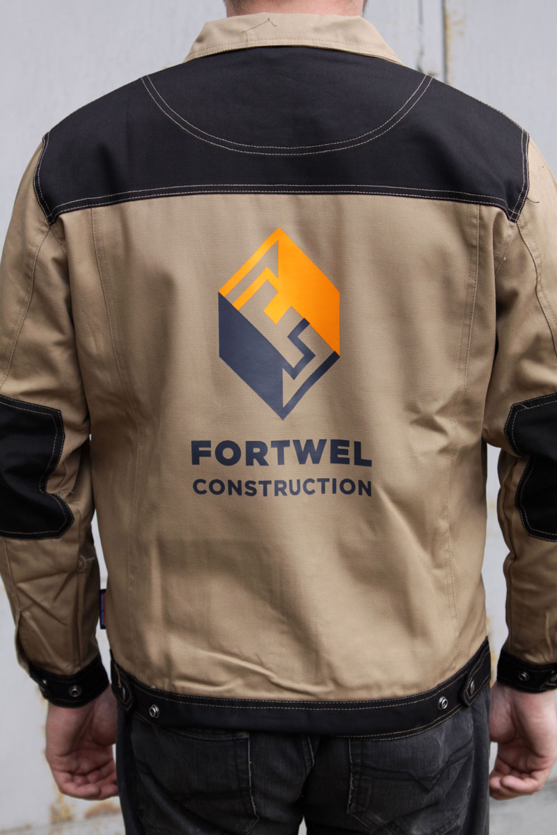 Увеличенная Фотография логотипа FORTWEL на спине куртки НАРЕЛЛАН