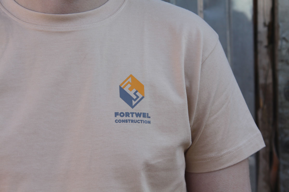 Увеличенная Фотография фрагмента футболки с логотипом FORTWEL на груди