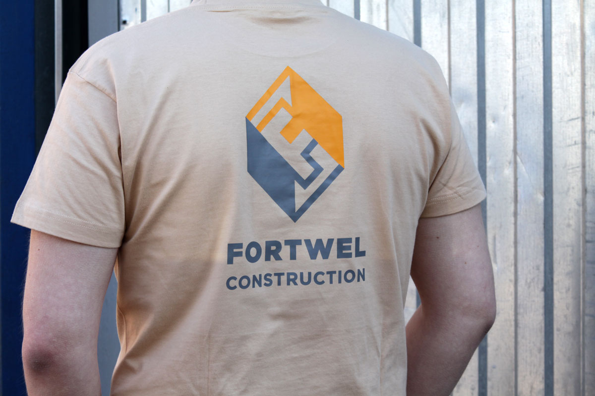 Увеличенная Фотография фрагмента спины футболки с логотипом FORTWEL