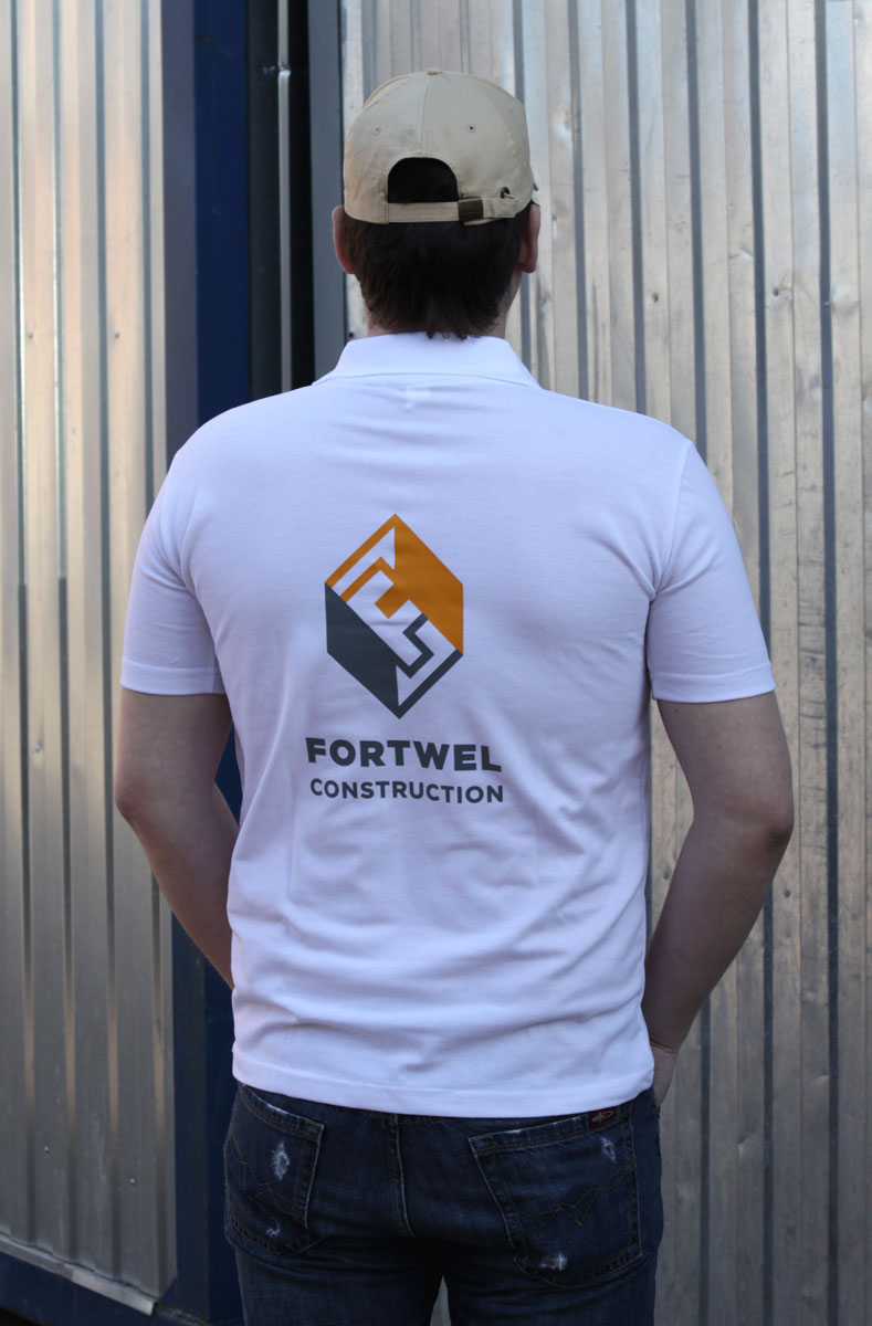 Увеличенная Фотография логотипа FORTWEL на спине рубашки поло