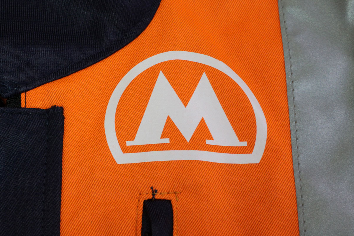 Увеличенная Фотография фрагмента рабочей куртки с логотипом Метрополитена на груди
