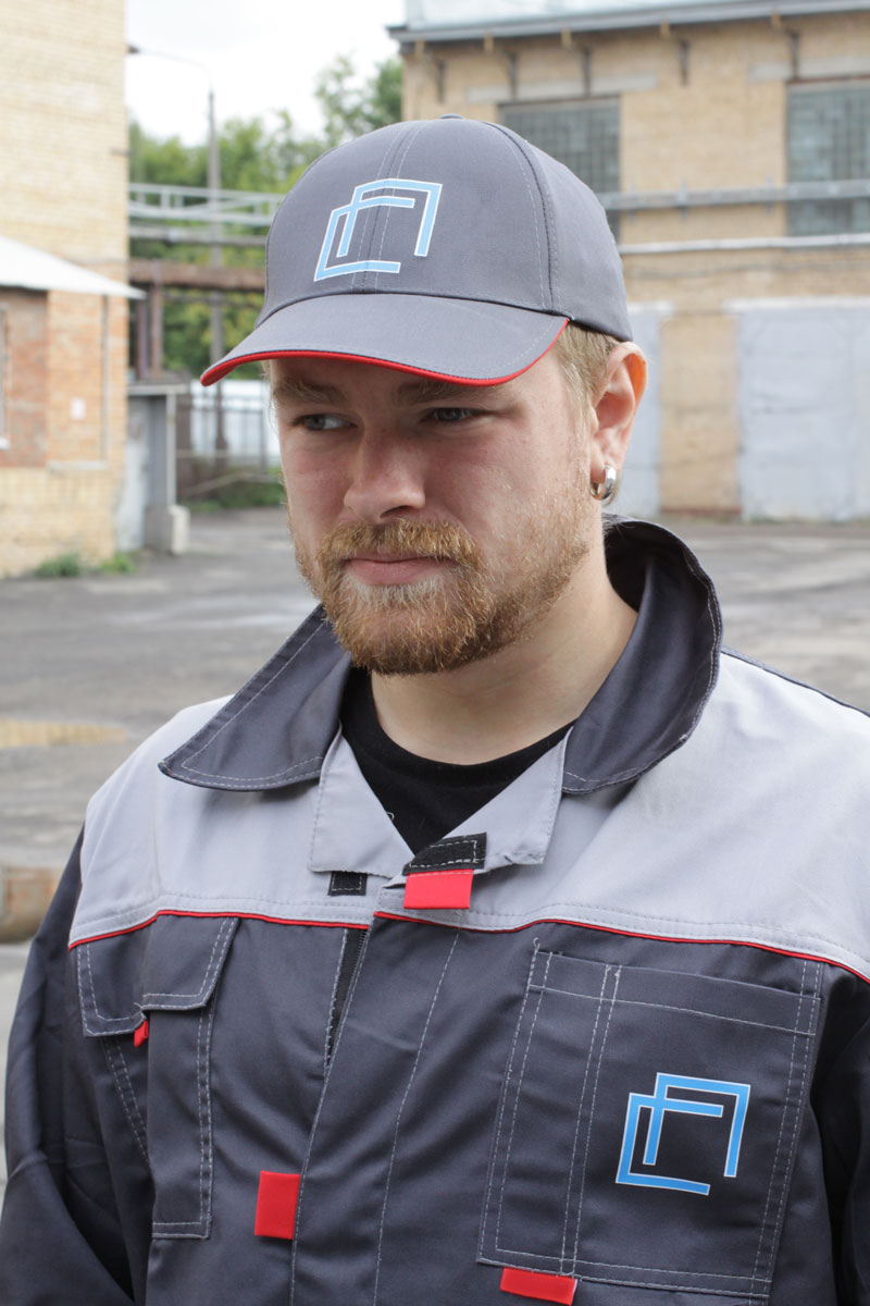 Увеличенное изображение логотипа на кепи и нагрудном кармане рабочего костюма ФАВОРИТ