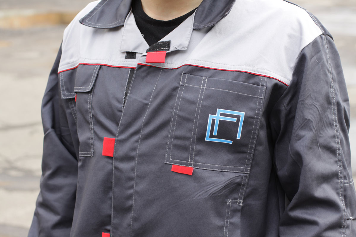Увеличенная Фотография фрагмента с изображением логотипа Перфект-Строй на груди рабочей куртки