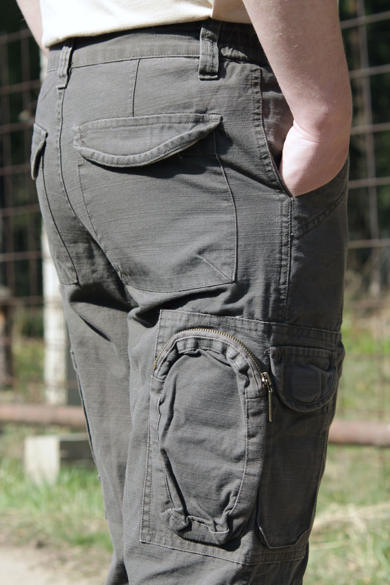 Вид на задние карманы брюк